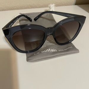 Le specs Resumption Cat Eye Sunglasses-excellent pre-owned condition
